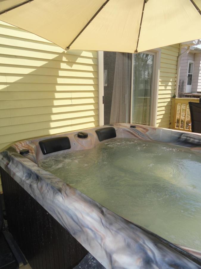 Outdoor Hot Tub And Cozy King Bed Apartment Lansing Exterior foto