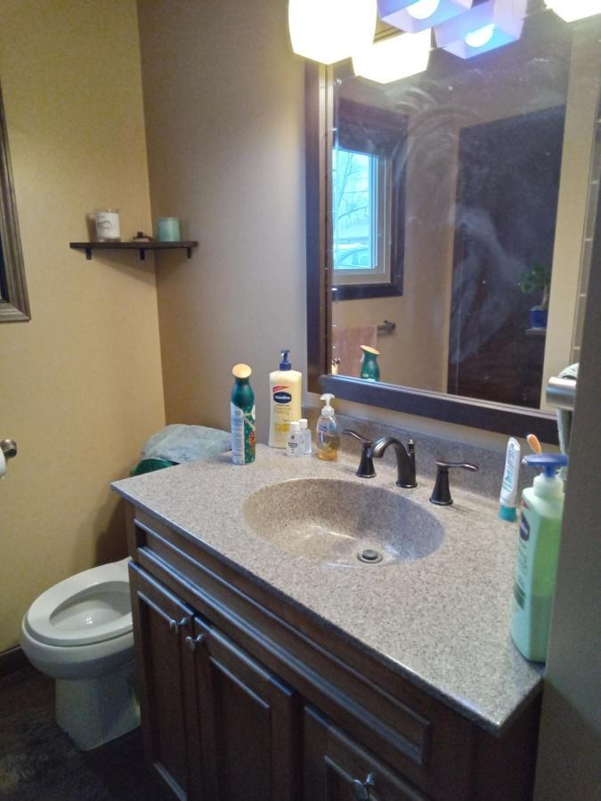 Outdoor Hot Tub And Cozy King Bed Apartment Lansing Exterior foto
