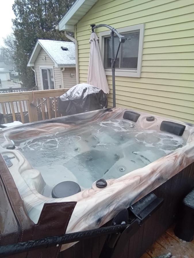 Outdoor Hot Tub And Cozy King Bed Apartment Lansing Exterior foto