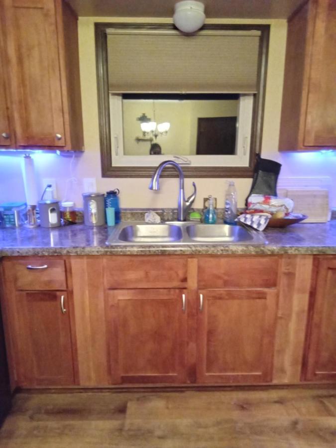 Outdoor Hot Tub And Cozy King Bed Apartment Lansing Exterior foto