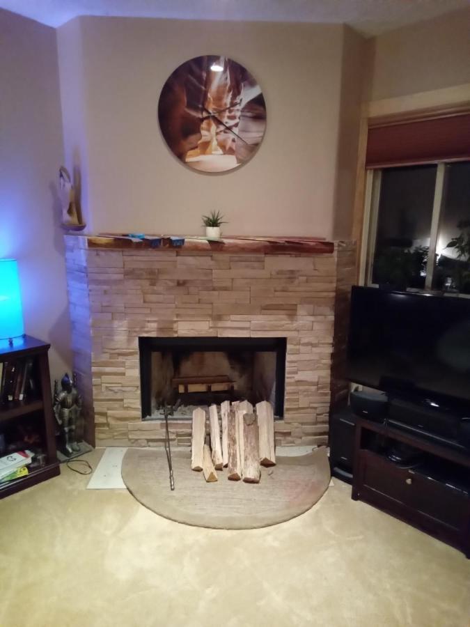 Outdoor Hot Tub And Cozy King Bed Apartment Lansing Exterior foto